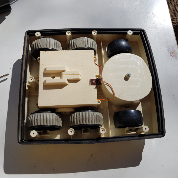 Base of the Omnibot 5402 including all wheels, gearbox and motors